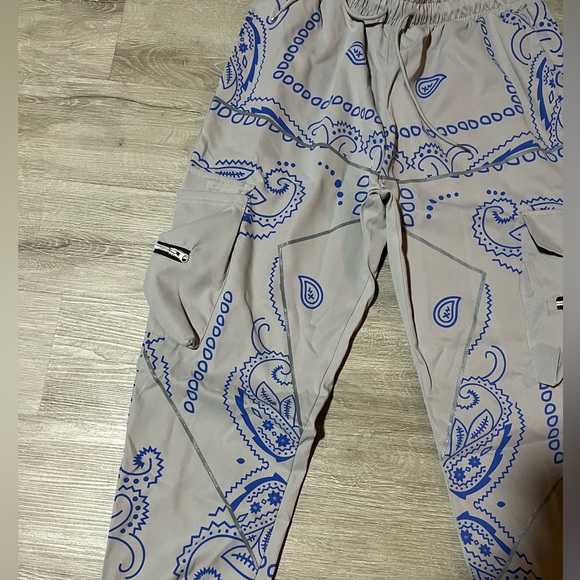 Men’s Gray and Blue Bandanna Print Cargo Joggers - Picture 4 of 5